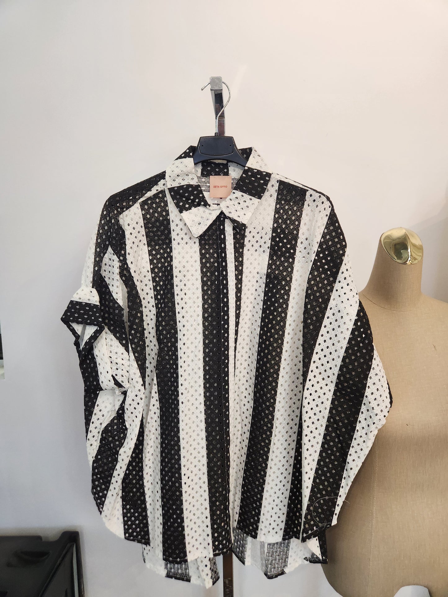 16576 O/S / BLACK/WHITE