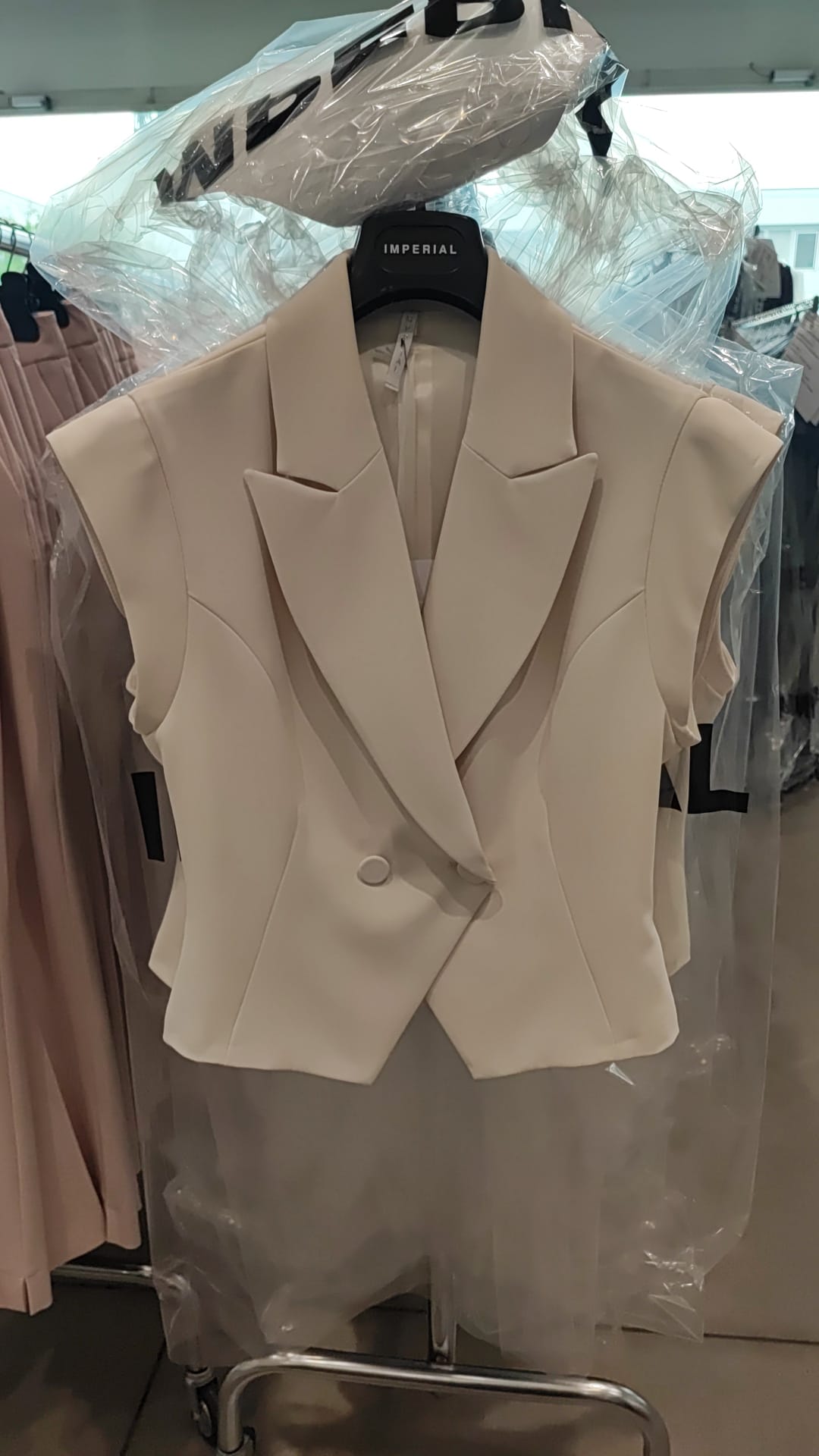JBN7LHX (CREAM AT 30% , BLACK STAYS REGULAR )