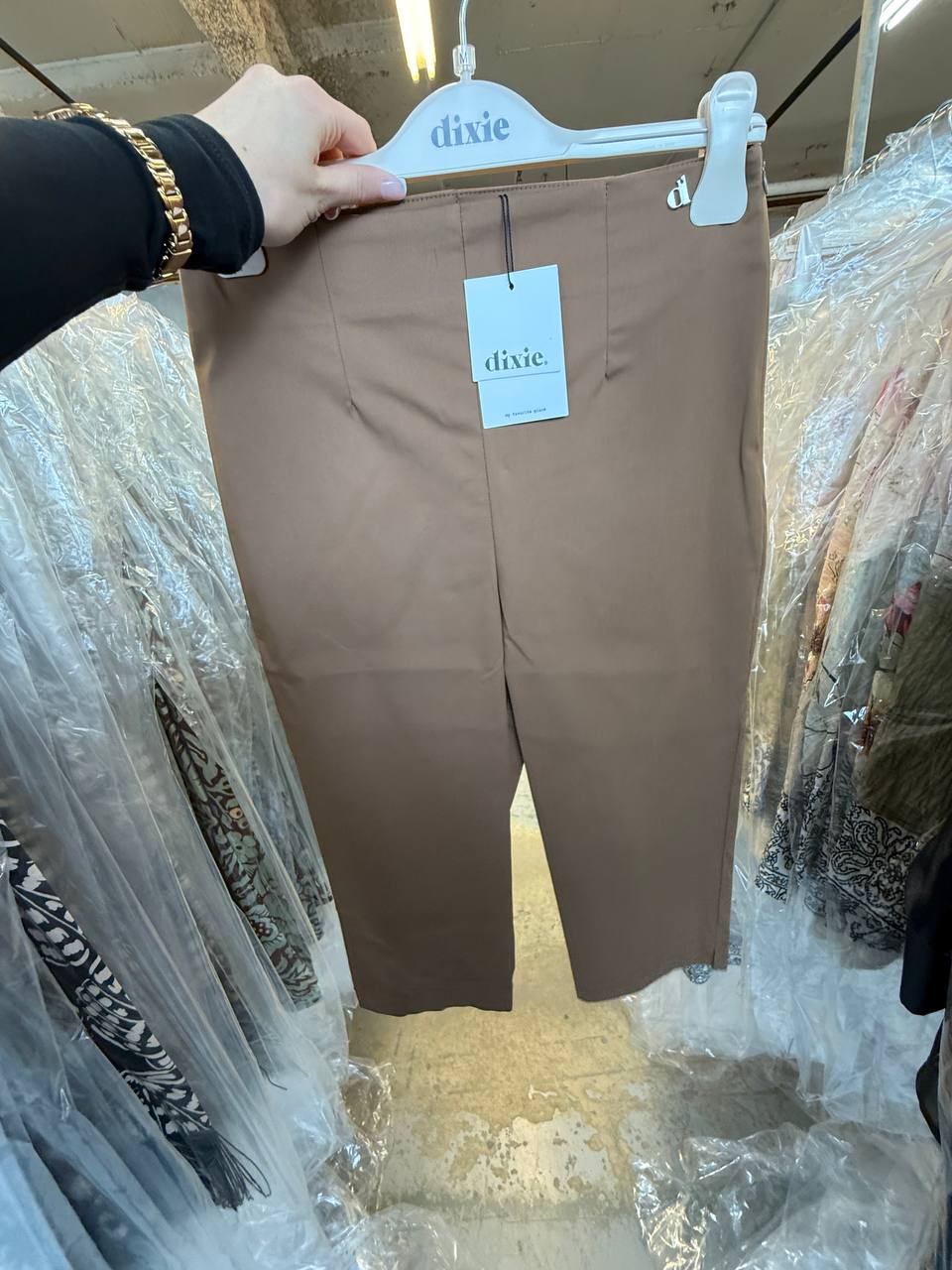 P845A241 (cream and taupe 30%)