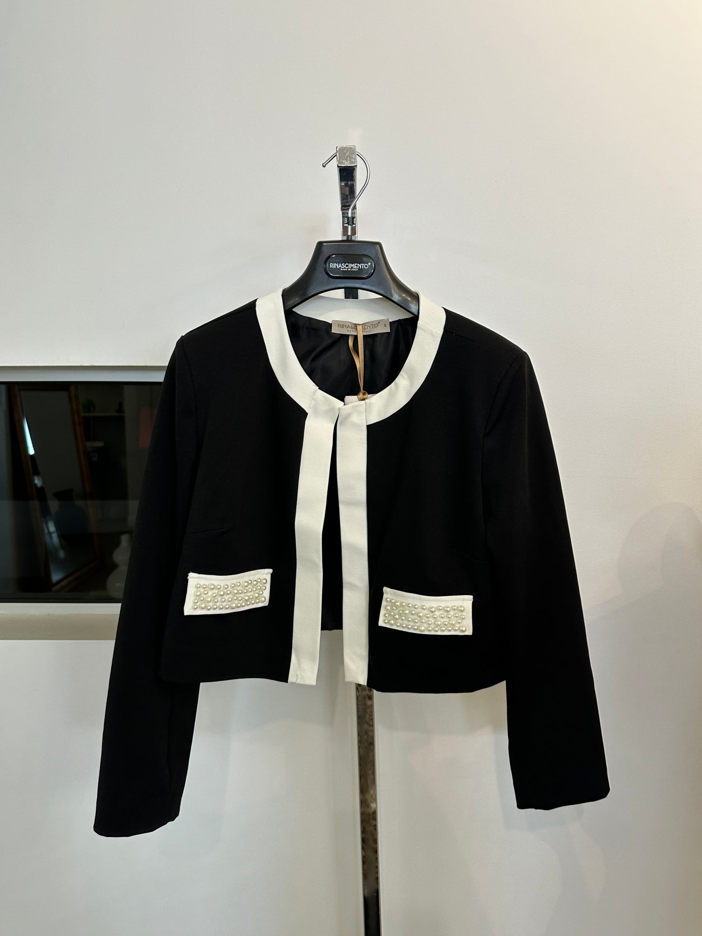 124174003 S / BLACK